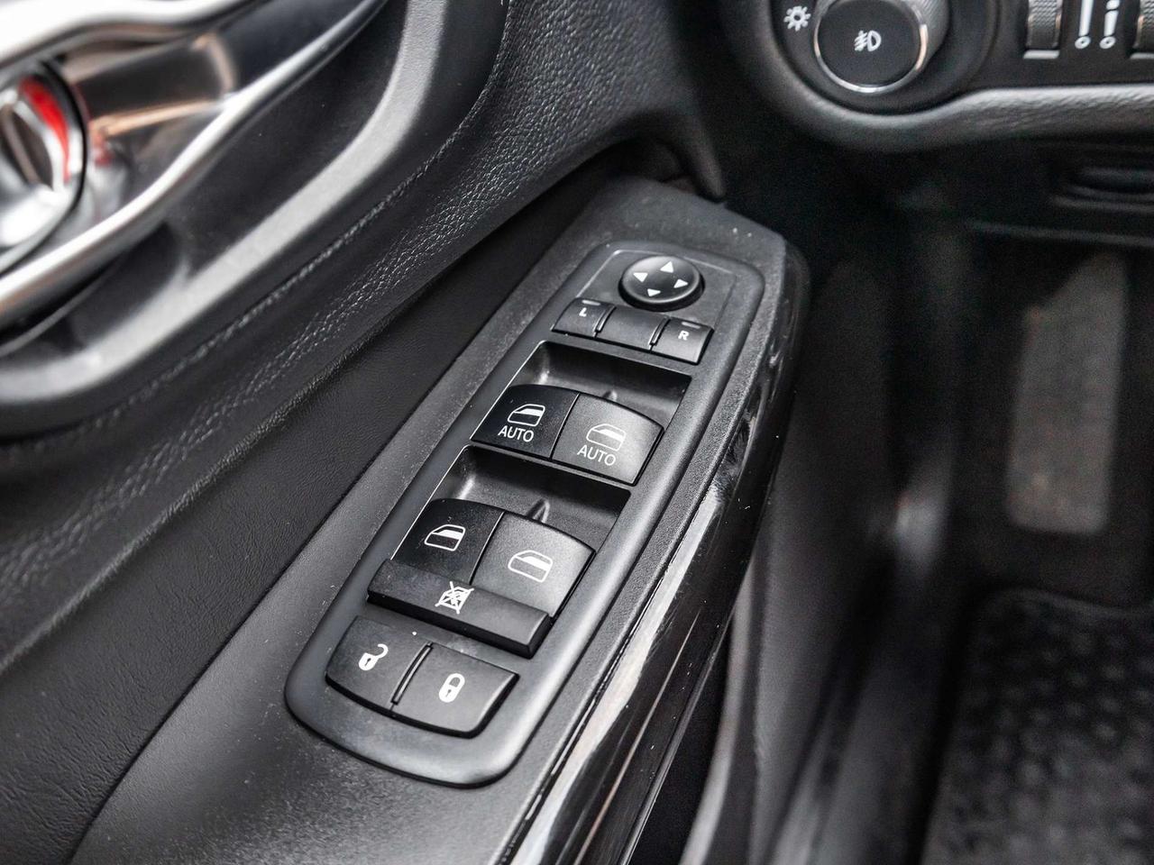 2019 Jeep Cherokee Altitude 4x4   Backup Camera   Bluetooth   Uconnect   Clean Carfax Photo