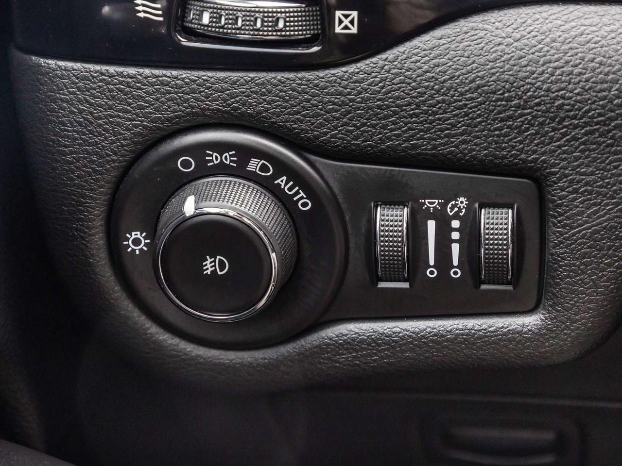 2019 Jeep Cherokee Altitude 4x4   Backup Camera   Bluetooth   Uconnect   Clean Carfax Photo