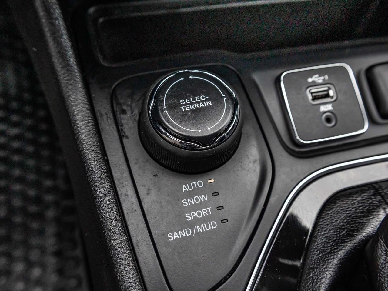 2019 Jeep Cherokee Altitude 4x4   Backup Camera   Bluetooth   Uconnect   Clean Carfax Photo