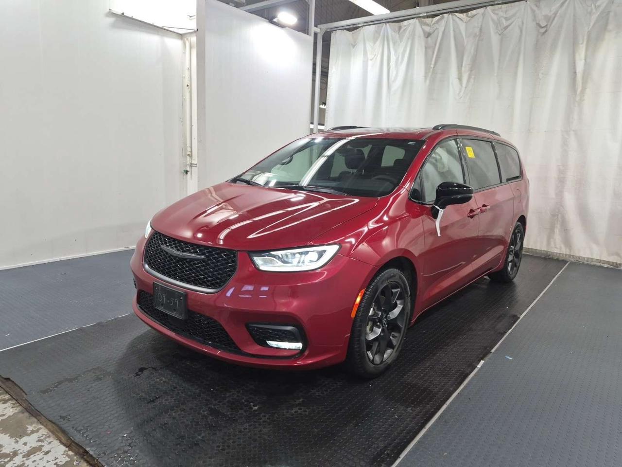 2026 Chrysler Pacifica Limited   S APPEARANCE   SUNROOF   HEATED/VENTILATED LEATHER   NAVIGATION   ADAPTIVE CRUISE Photo