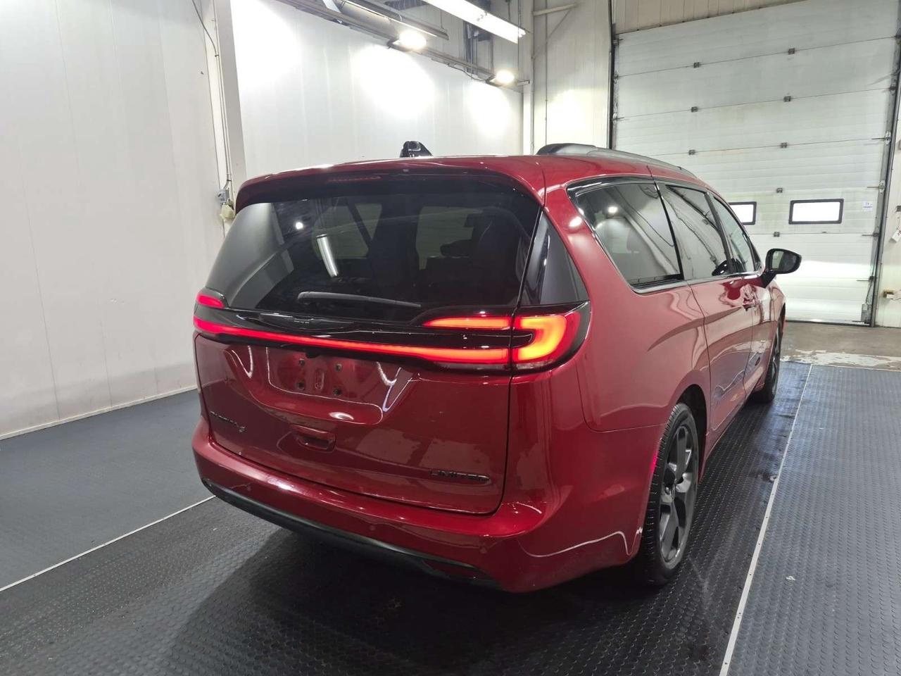 2026 Chrysler Pacifica Limited   S APPEARANCE   SUNROOF   HEATED/VENTILATED LEATHER   NAVIGATION   ADAPTIVE CRUISE Photo5