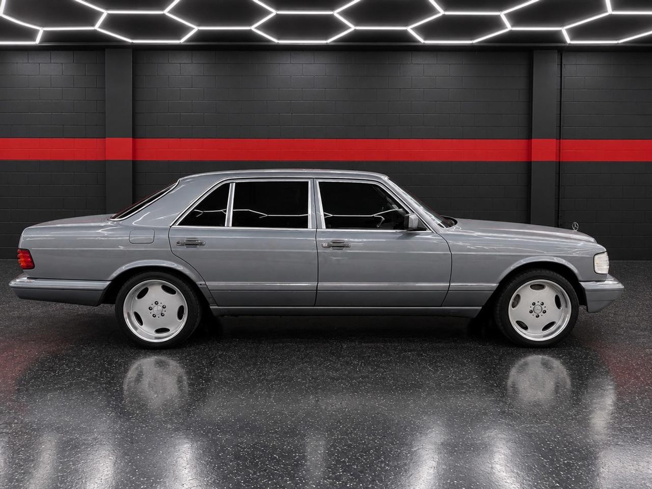1990 Mercedes-Benz 560 Series 560SEL Photo