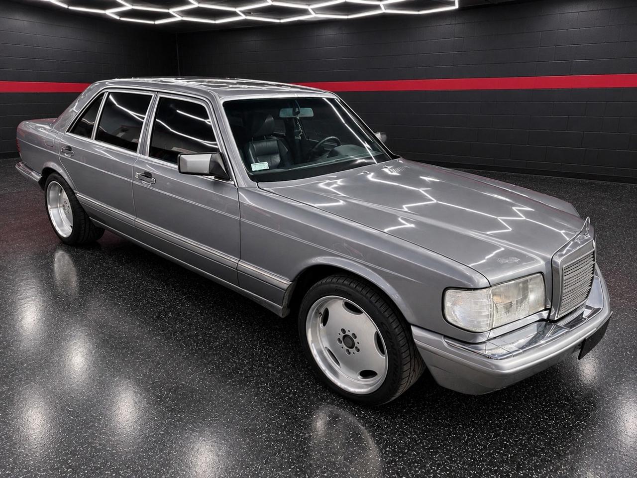 1990 Mercedes-Benz 560 Series 560SEL Photo