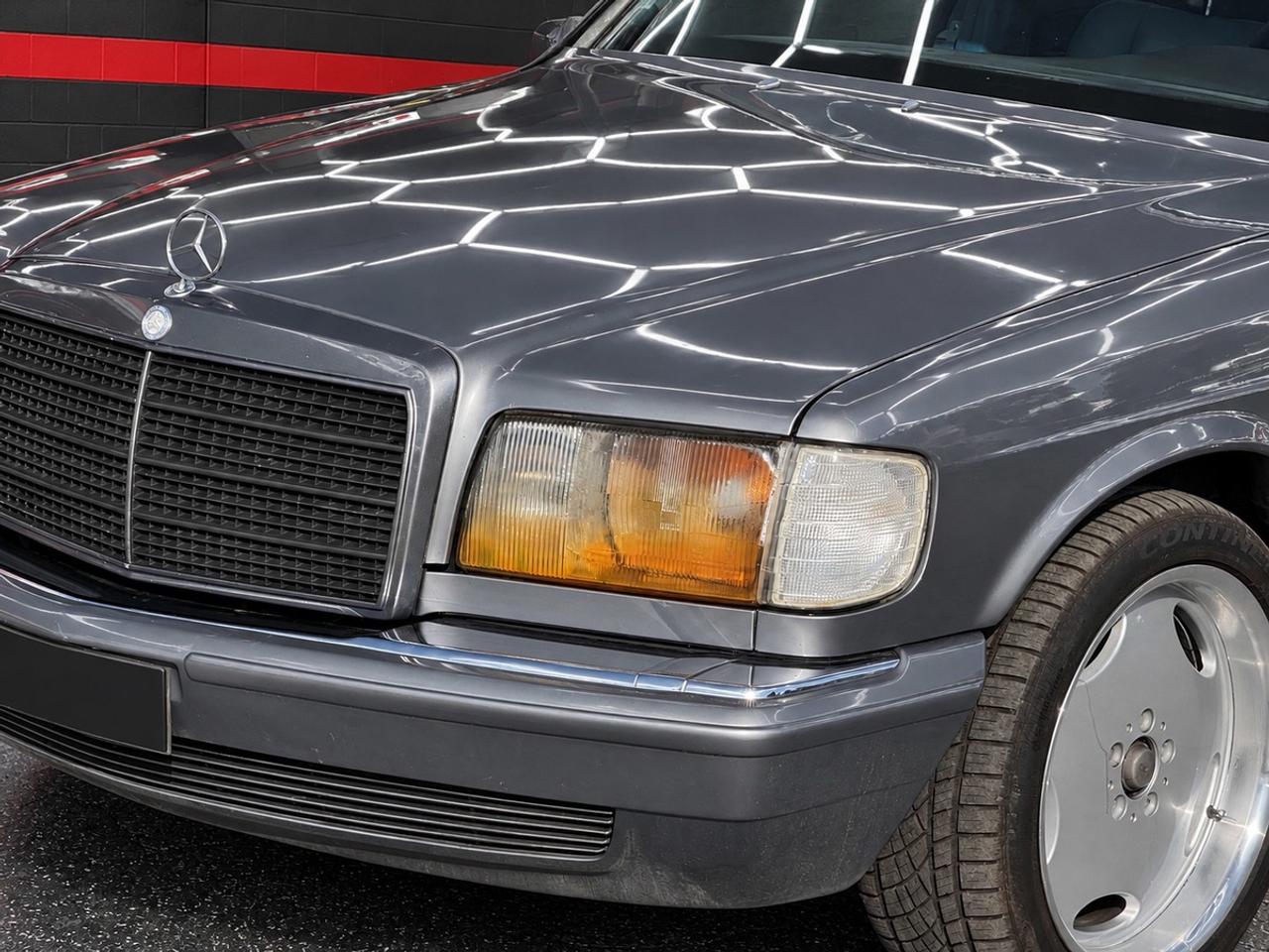 1990 Mercedes-Benz 560 Series 560SEL Photo
