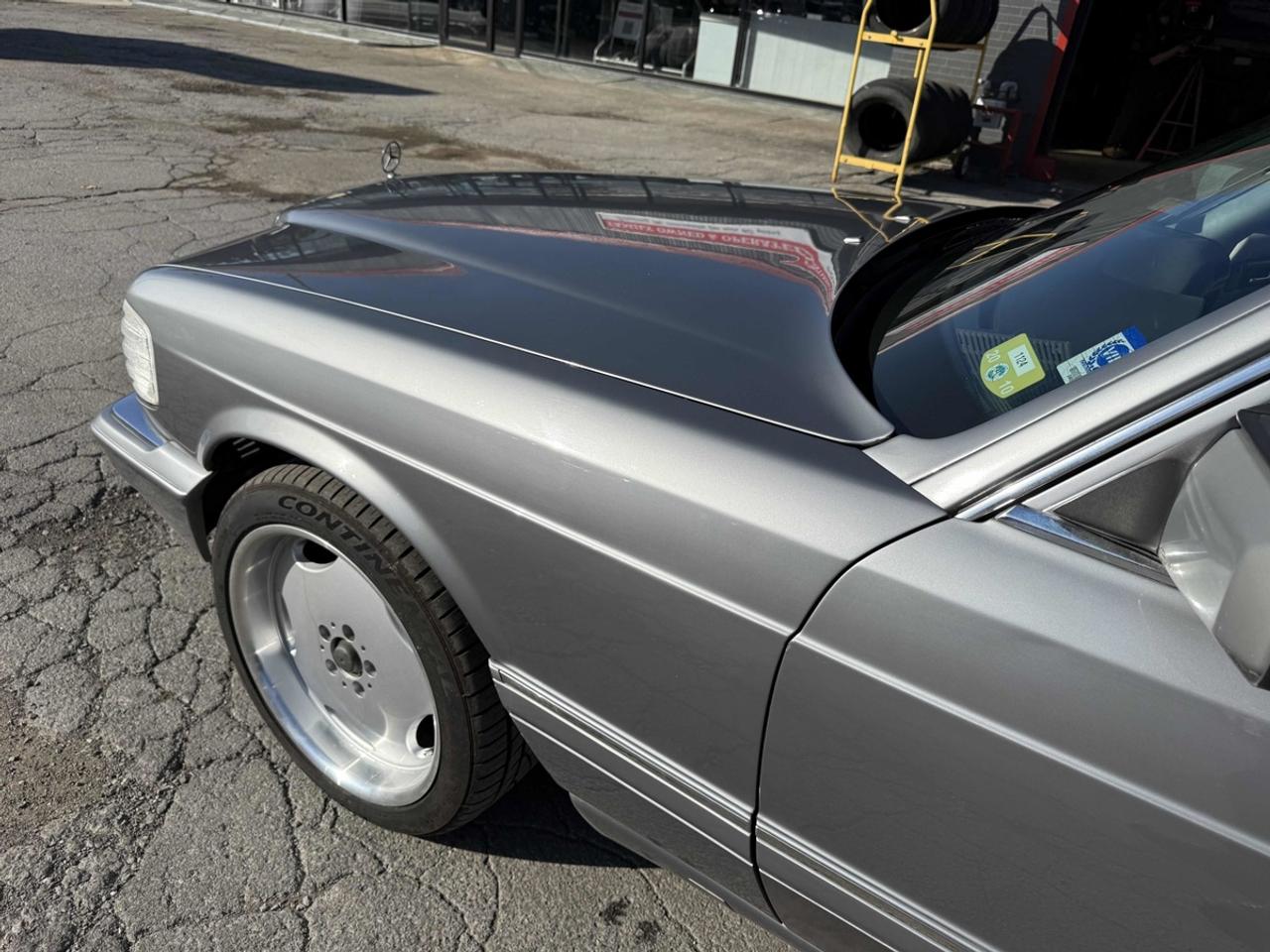 1990 Mercedes-Benz 560 Series 560SEL Photo