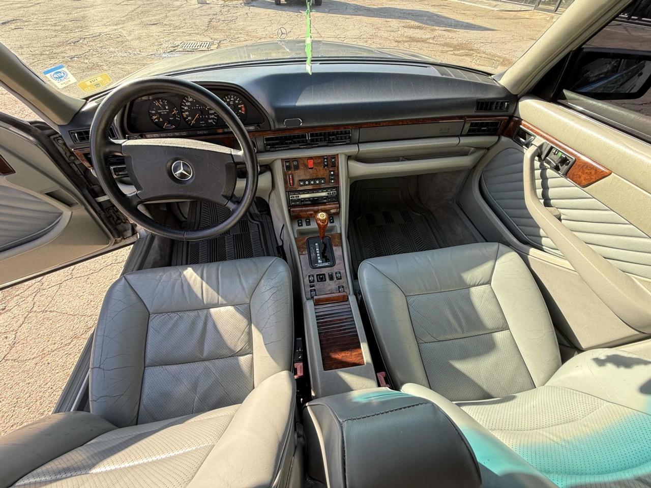1990 Mercedes-Benz 560 Series 560SEL Photo