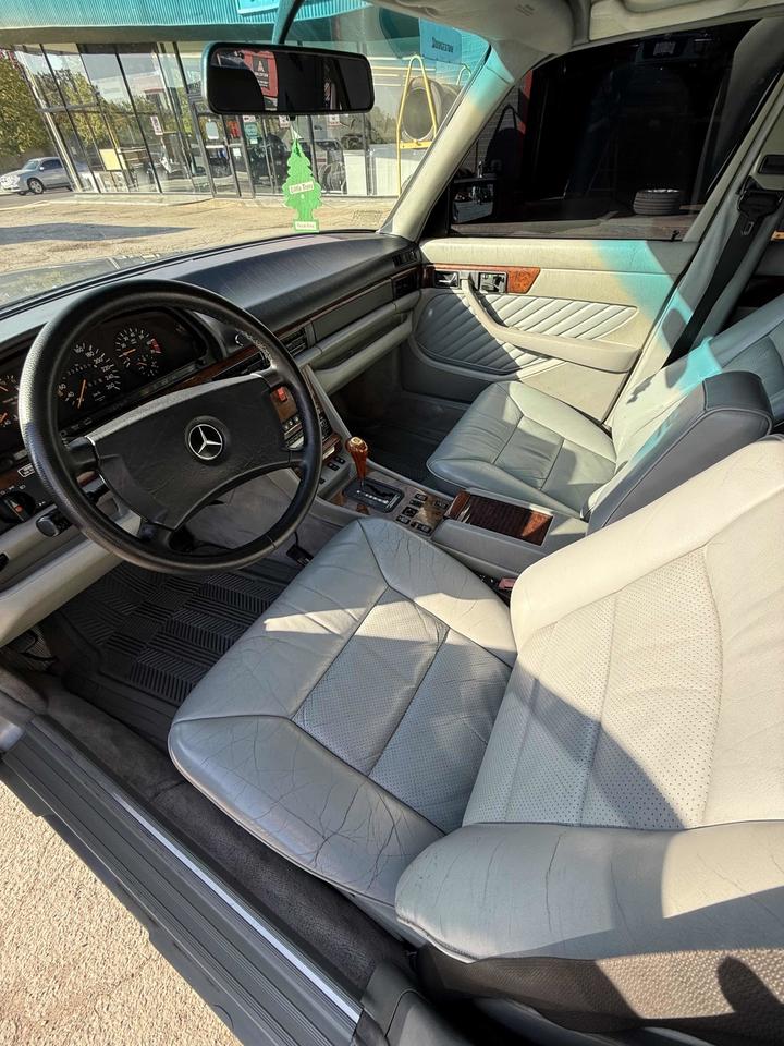 1990 Mercedes-Benz 560 Series 560SEL Photo