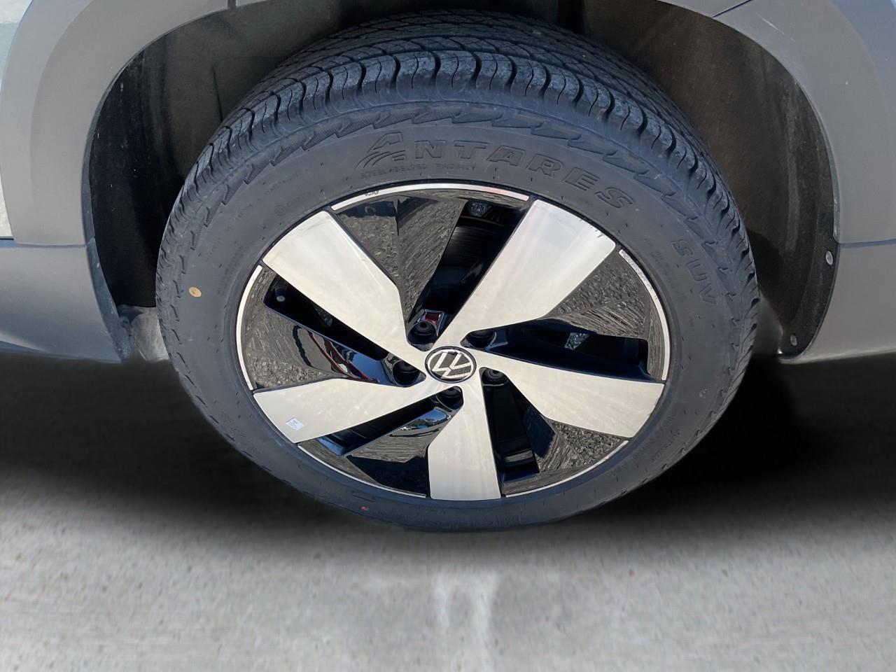 2025 Volkswagen Taos Trendline 4dr All-Wheel Drive 4MOTION Photo