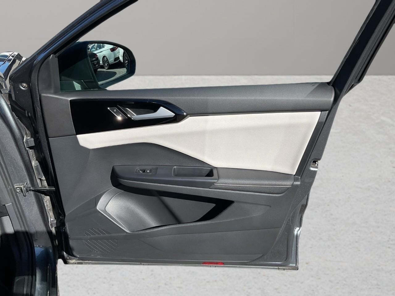 2025 Volkswagen Taos Trendline 4dr All-Wheel Drive 4MOTION Photo