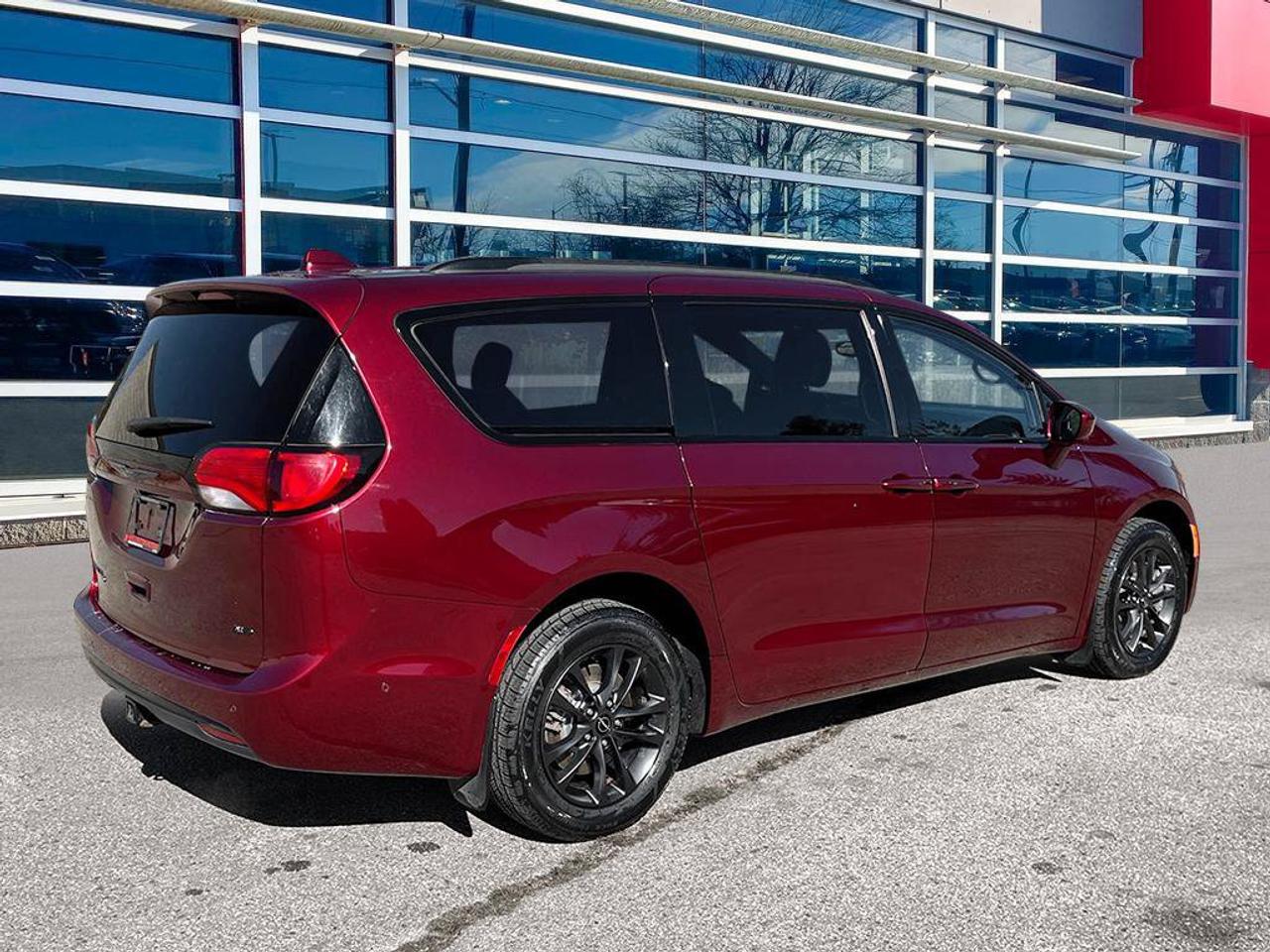 2020 Chrysler Pacifica Launch Edition | Clean Carfax | New Tires | New Brakes | Fully Certified | Great Service History | Photo
