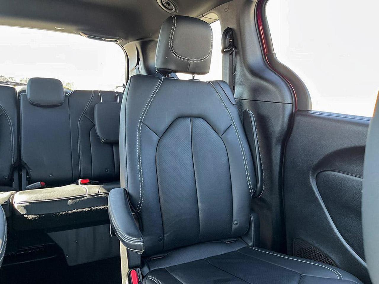 2020 Chrysler Pacifica Launch Edition | Clean Carfax | New Tires | New Brakes | Fully Certified | Great Service History | Photo
