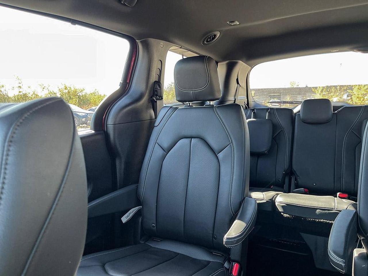 2020 Chrysler Pacifica Launch Edition | Clean Carfax | New Tires | New Brakes | Fully Certified | Great Service History | Photo