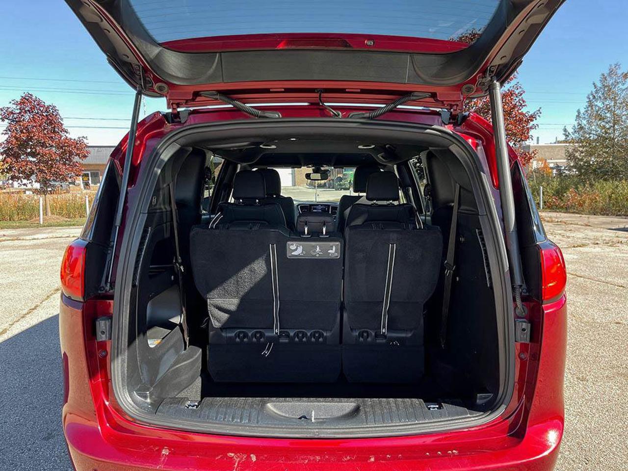 2020 Chrysler Pacifica Launch Edition | Clean Carfax | New Tires | New Brakes | Fully Certified | Great Service History | Photo