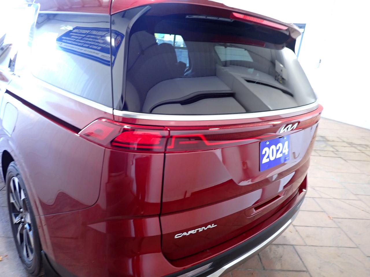 2024 Kia Carnival EX FWD LEATHER NAVI 8 PASS Photo3