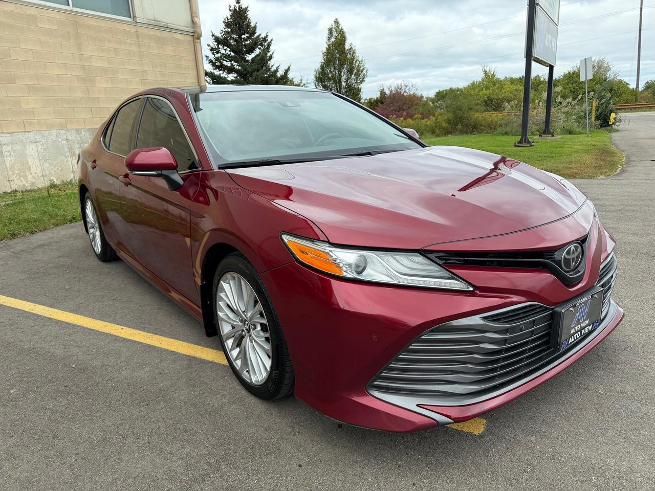 2018 Toyota Camry XLE *FULLY LOADED & CLEAN CARFAX REPORT* Photo2