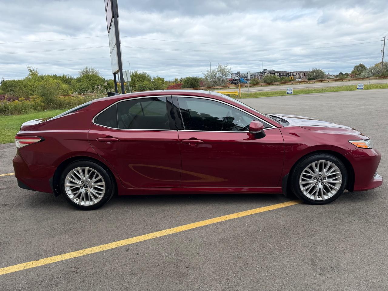 2018 Toyota Camry XLE *FULLY LOADED & CLEAN CARFAX REPORT* Photo3