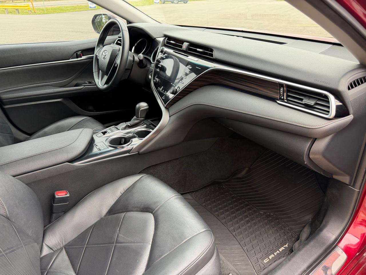 2018 Toyota Camry XLE *FULLY LOADED & CLEAN CARFAX REPORT* Photo