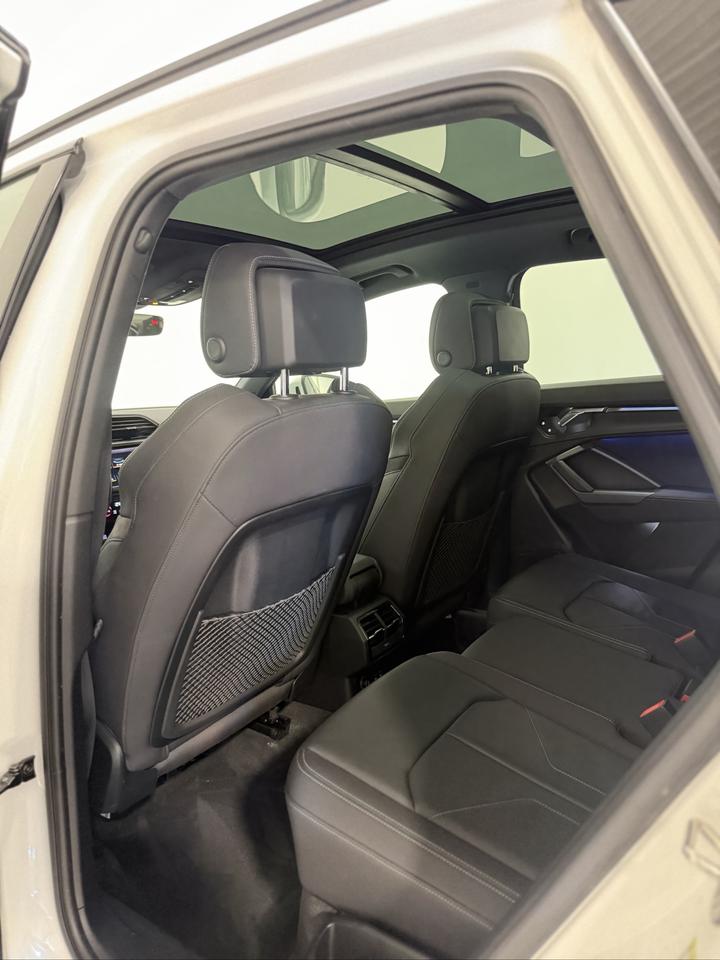 2020 Audi Q3 TECHNIK | BLACK OPTICS | PANOROOF | S LINE Photo