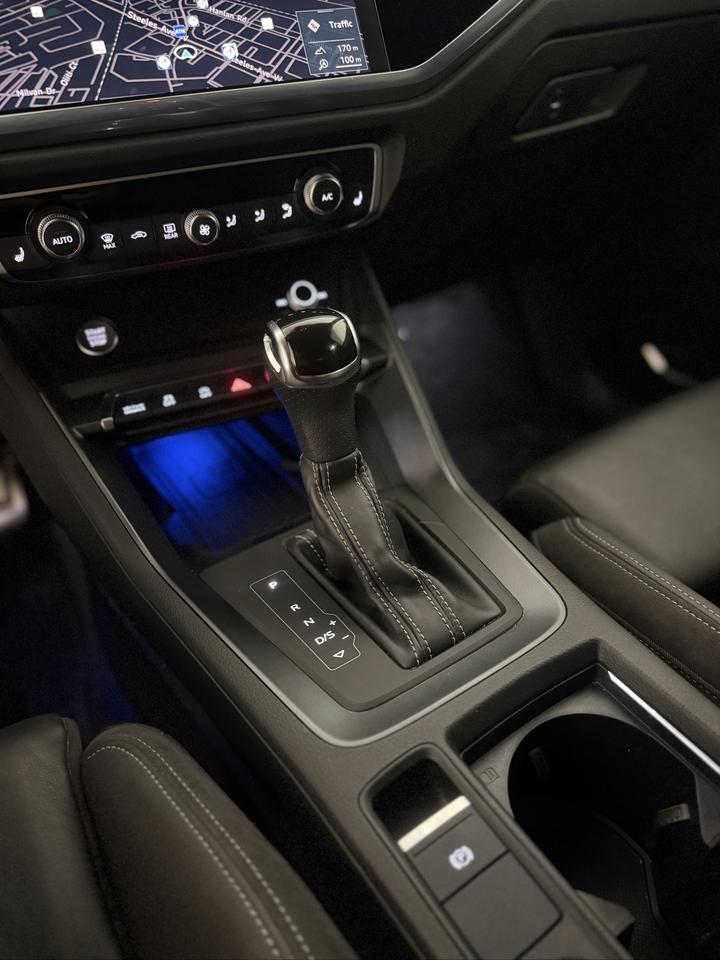 2020 Audi Q3 TECHNIK | BLACK OPTICS | PANOROOF | S LINE Photo