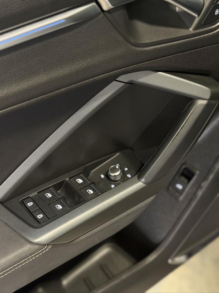 2020 Audi Q3 TECHNIK | BLACK OPTICS | PANOROOF | S LINE Photo
