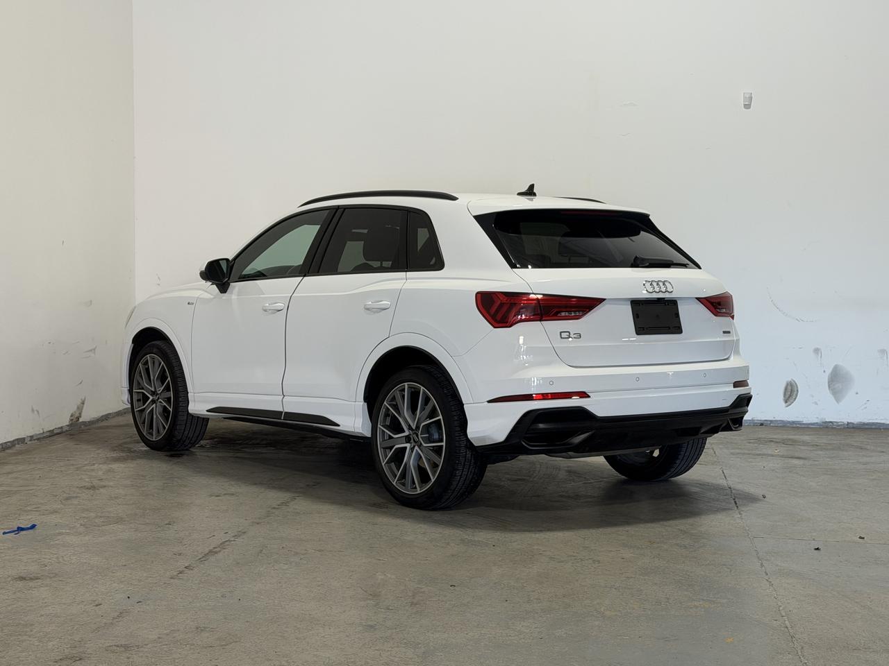 2020 Audi Q3 TECHNIK | BLACK OPTICS | PANOROOF | S LINE Photo