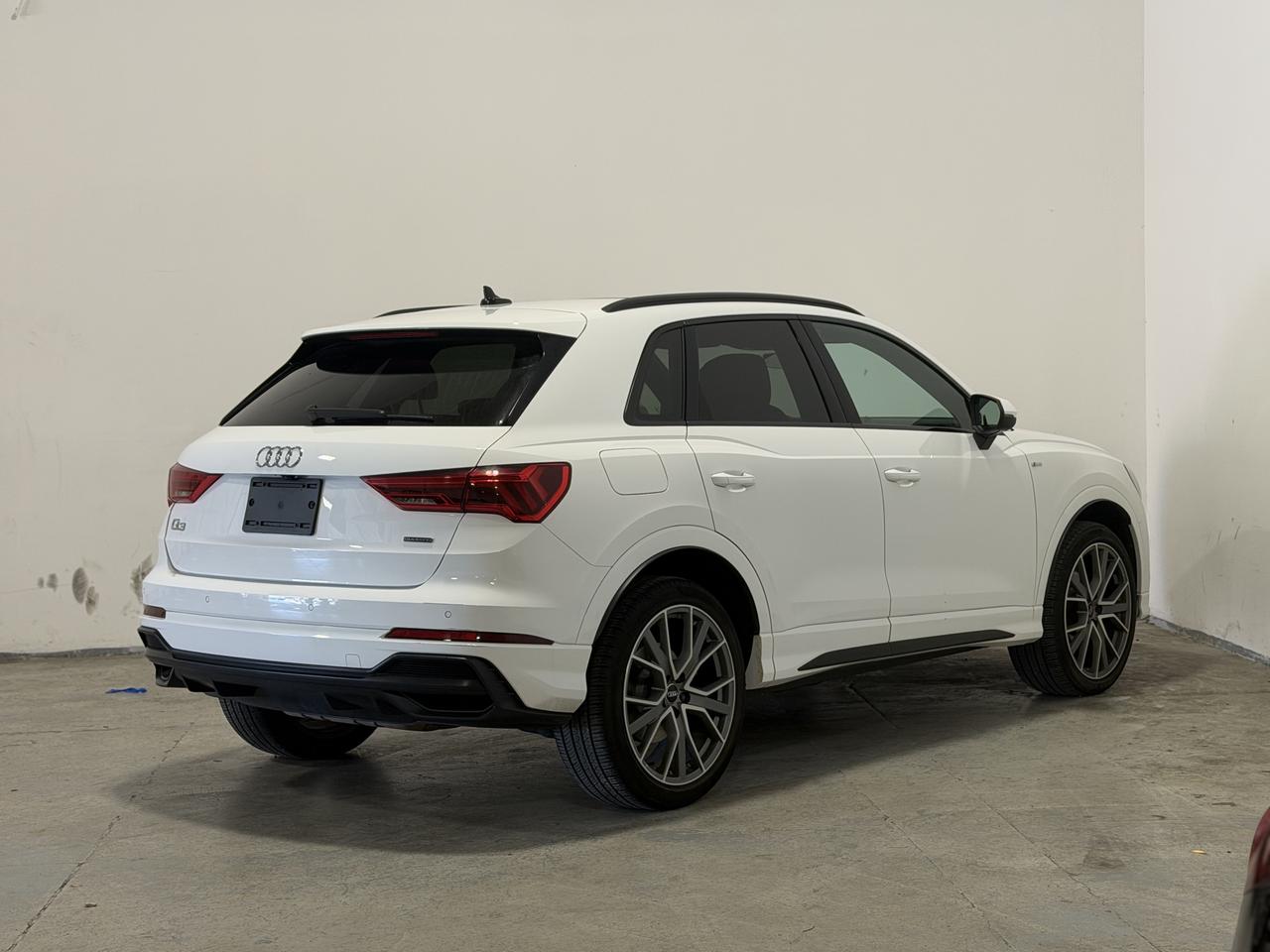 2020 Audi Q3 TECHNIK | BLACK OPTICS | PANOROOF | S LINE Photo3