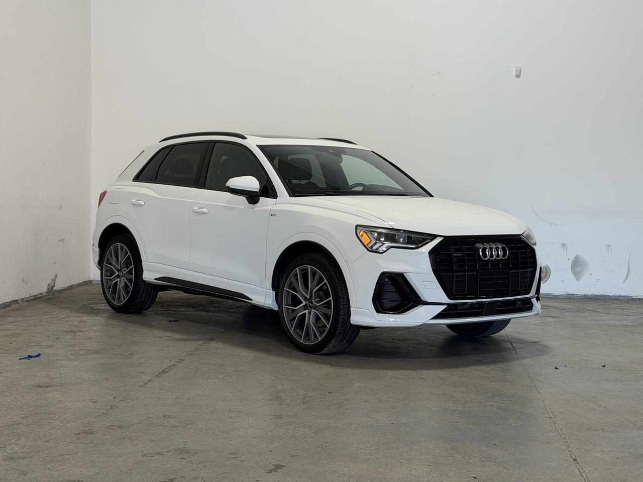 2020 Audi Q3 TECHNIK | BLACK OPTICS | PANOROOF | S LINE Photo2