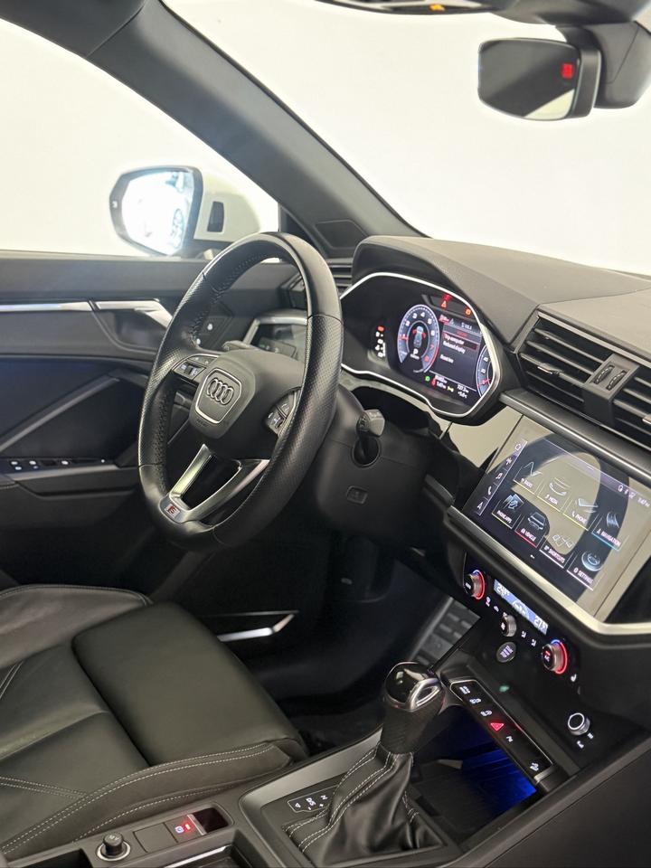 2020 Audi Q3 TECHNIK | BLACK OPTICS | PANOROOF | S LINE Photo