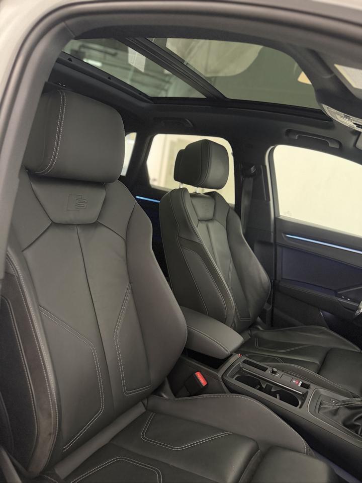 2020 Audi Q3 TECHNIK | BLACK OPTICS | PANOROOF | S LINE Photo