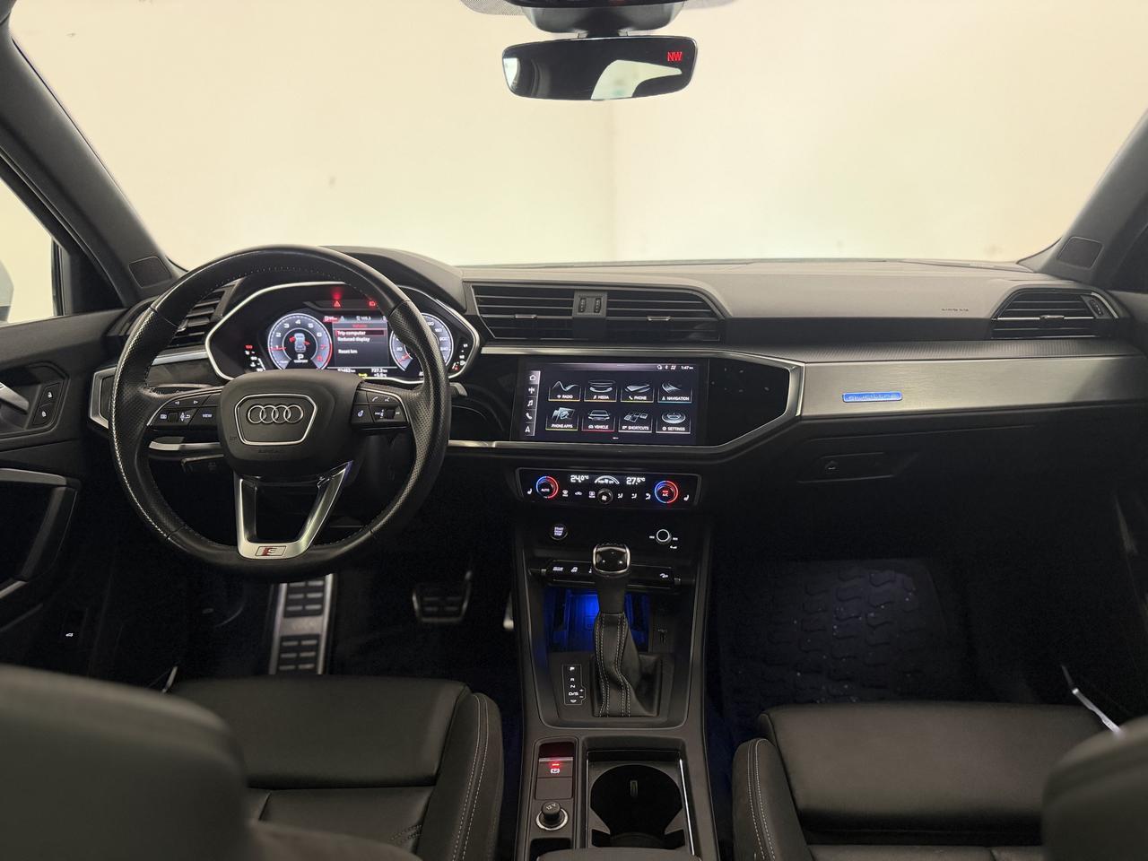 2020 Audi Q3 TECHNIK | BLACK OPTICS | PANOROOF | S LINE Photo