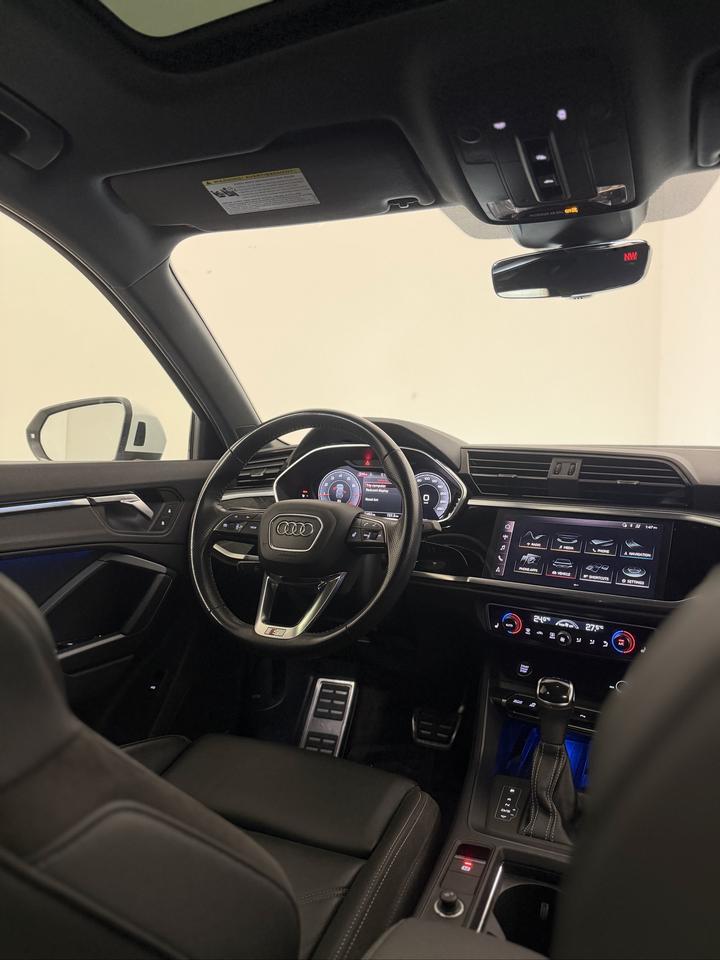 2020 Audi Q3 TECHNIK | BLACK OPTICS | PANOROOF | S LINE Photo
