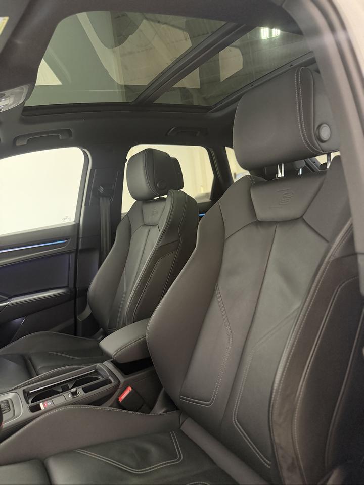 2020 Audi Q3 TECHNIK | BLACK OPTICS | PANOROOF | S LINE Photo
