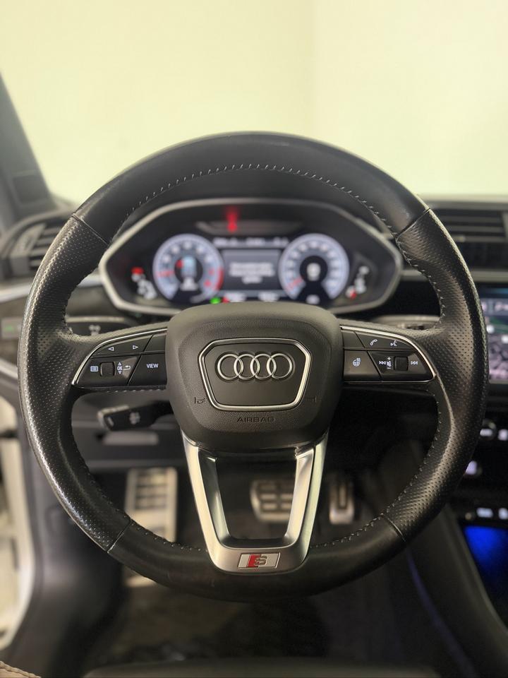 2020 Audi Q3 TECHNIK | BLACK OPTICS | PANOROOF | S LINE Photo