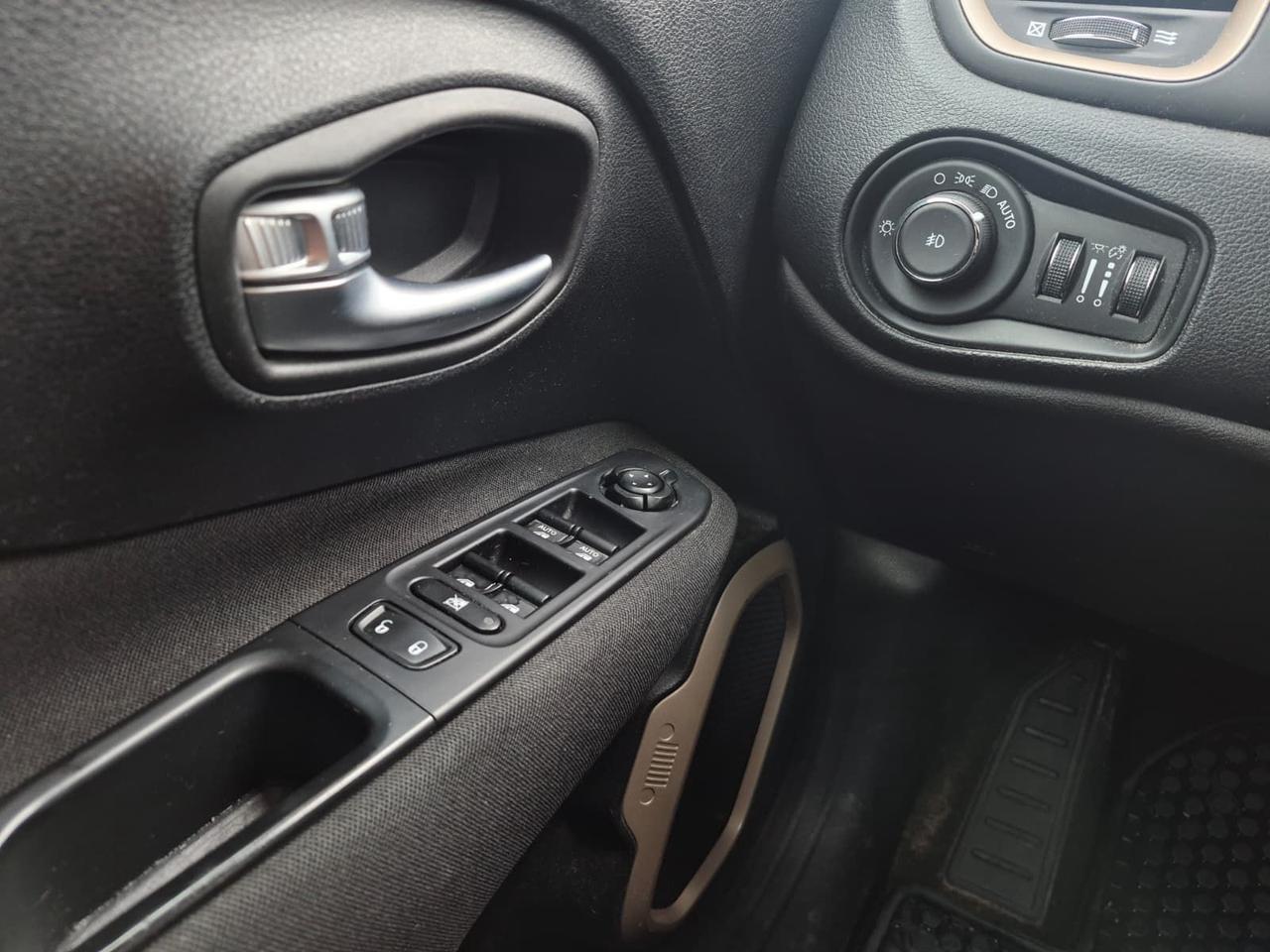 2017 Jeep Renegade 4WD 4dr Altitude Photo
