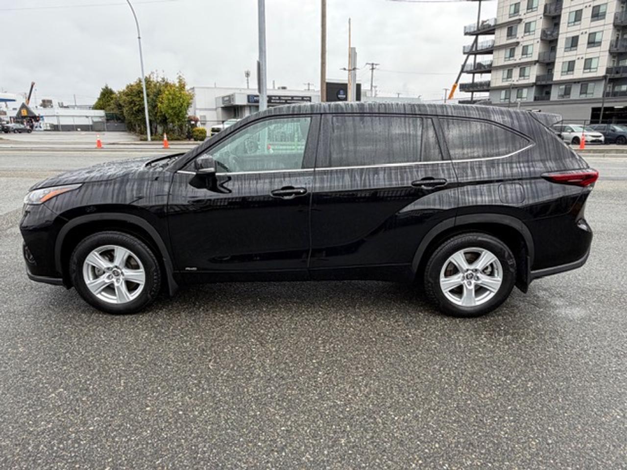 2025 Toyota Highlander HYBRID LE Photo
