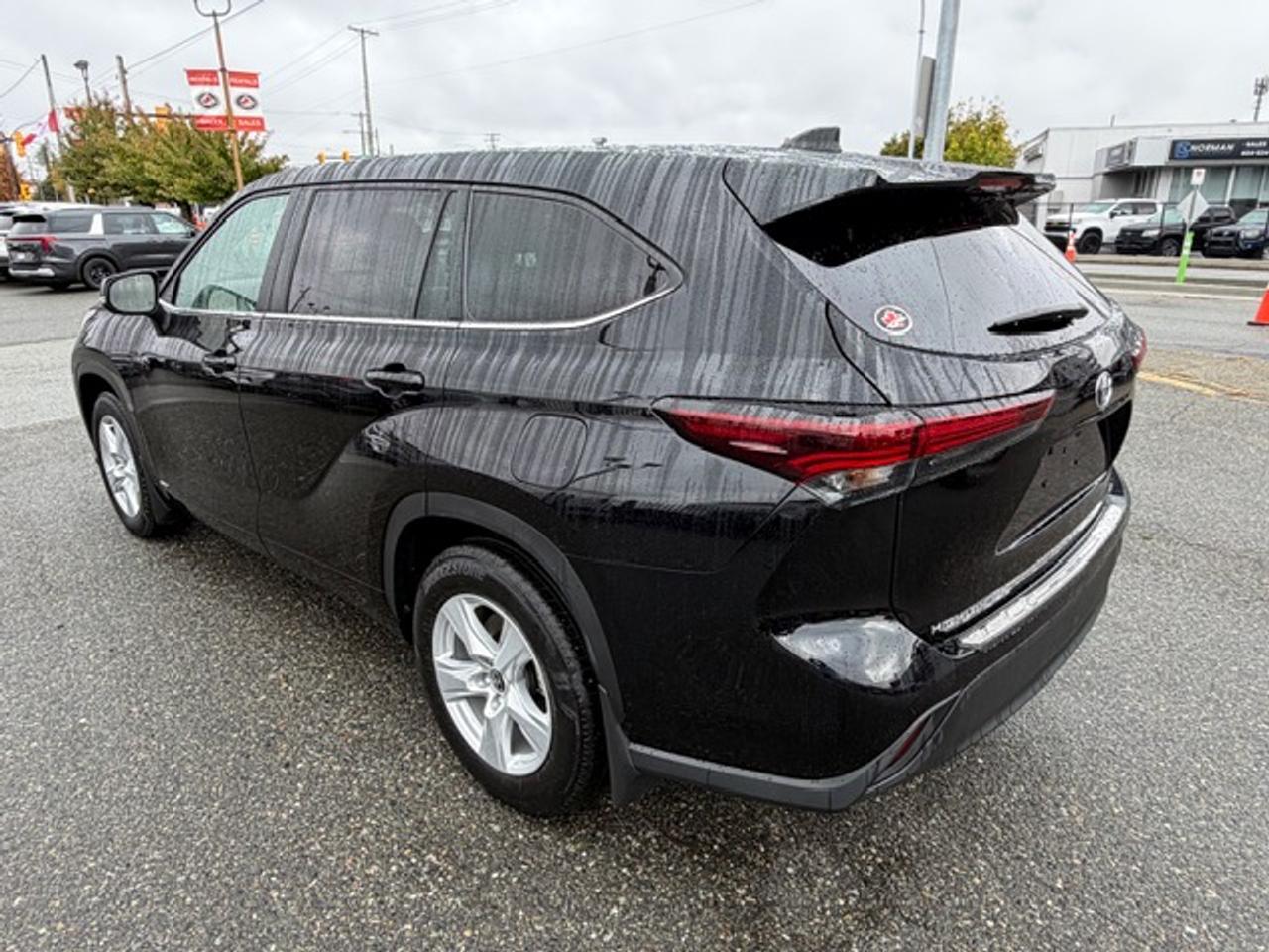 2025 Toyota Highlander HYBRID LE Photo4