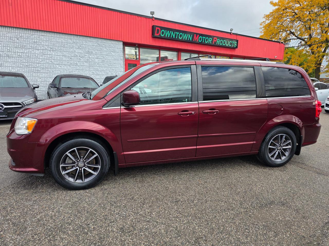 2017 Dodge Grand Caravan SXT Premium Plus Photo2