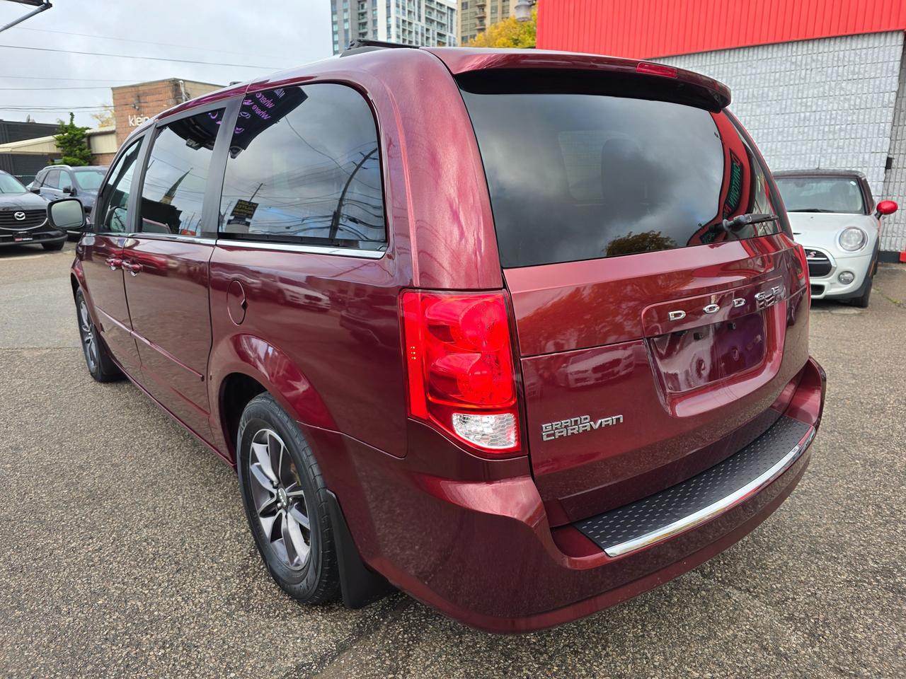 2017 Dodge Grand Caravan SXT Premium Plus Photo3