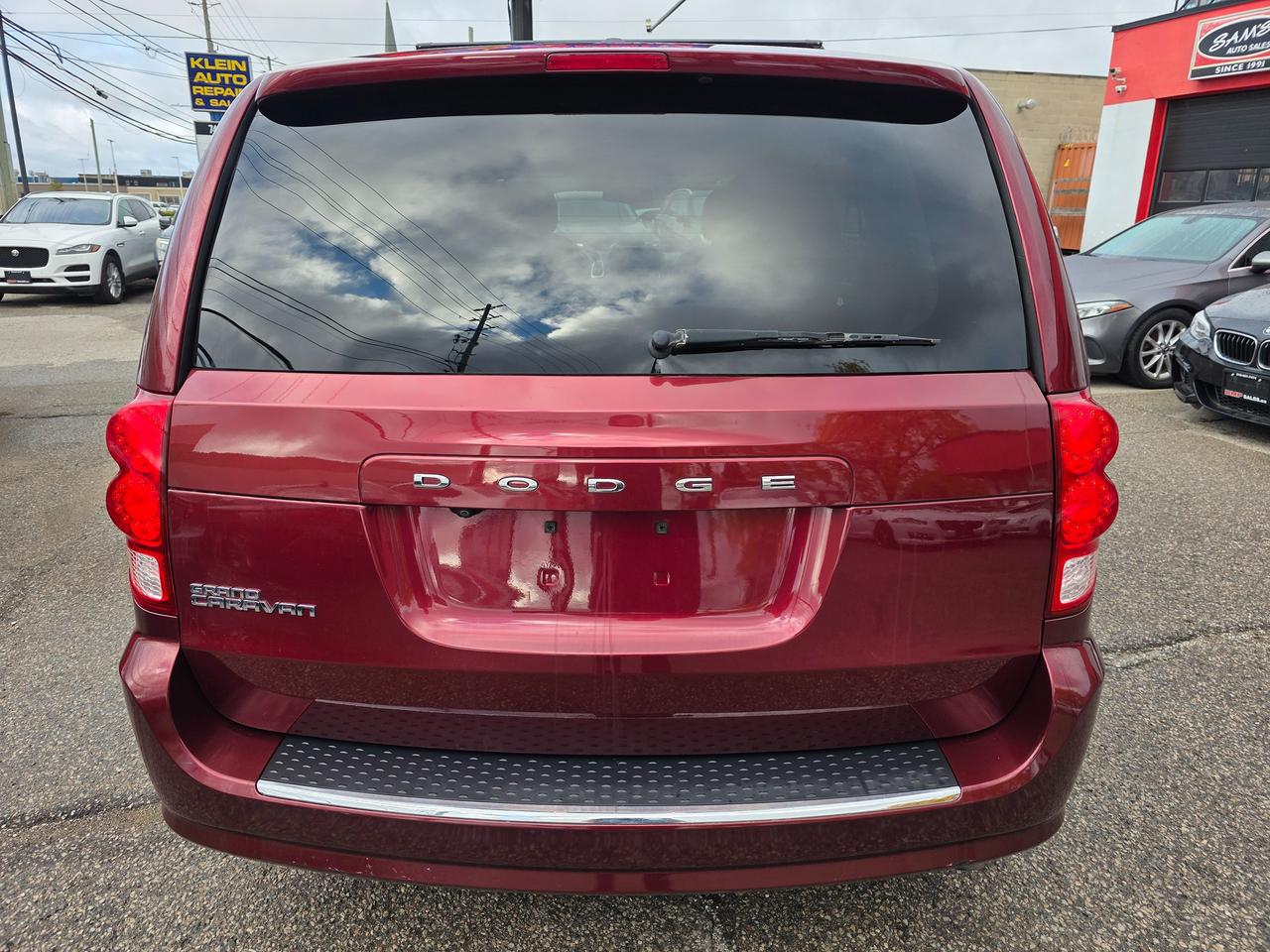 2017 Dodge Grand Caravan SXT Premium Plus Photo4
