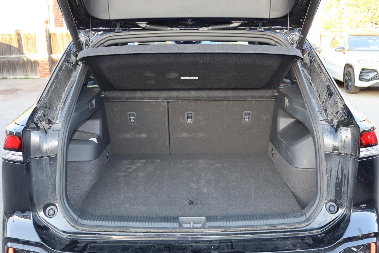 2026 Volkswagen Tiguan Comfortline R-Line Black Edition 4MOTION Photo
