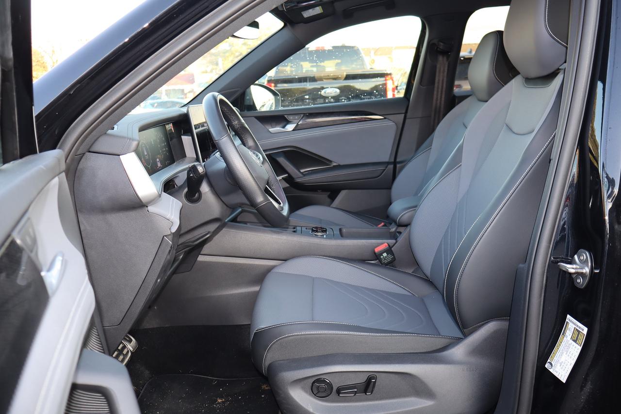 2026 Volkswagen Tiguan Comfortline R-Line Black Edition 4MOTION Photo