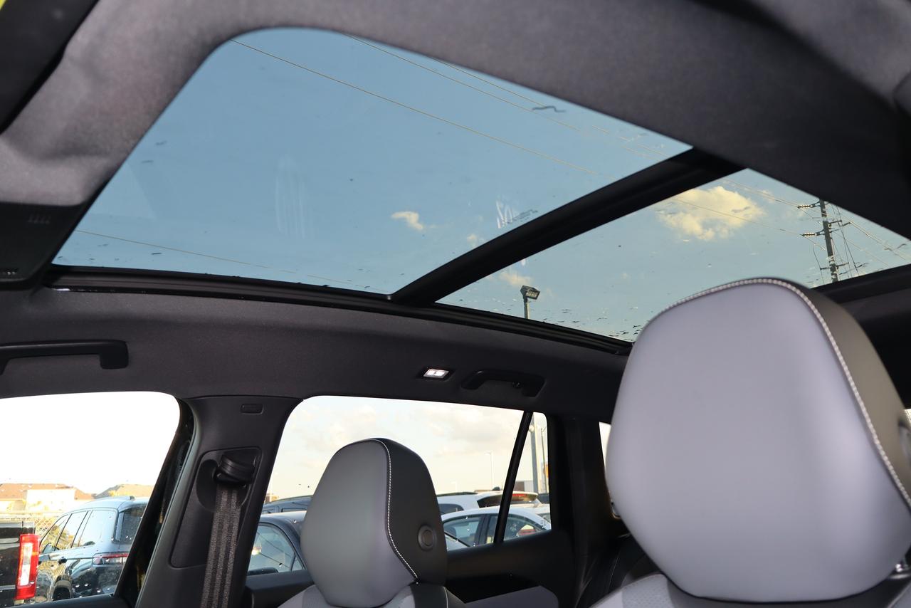 2026 Volkswagen Tiguan Comfortline R-Line Black Edition 4MOTION Photo