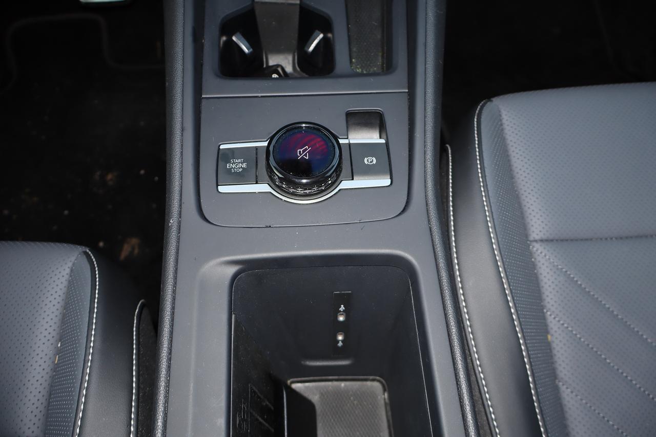 2026 Volkswagen Tiguan Comfortline R-Line Black Edition 4MOTION Photo
