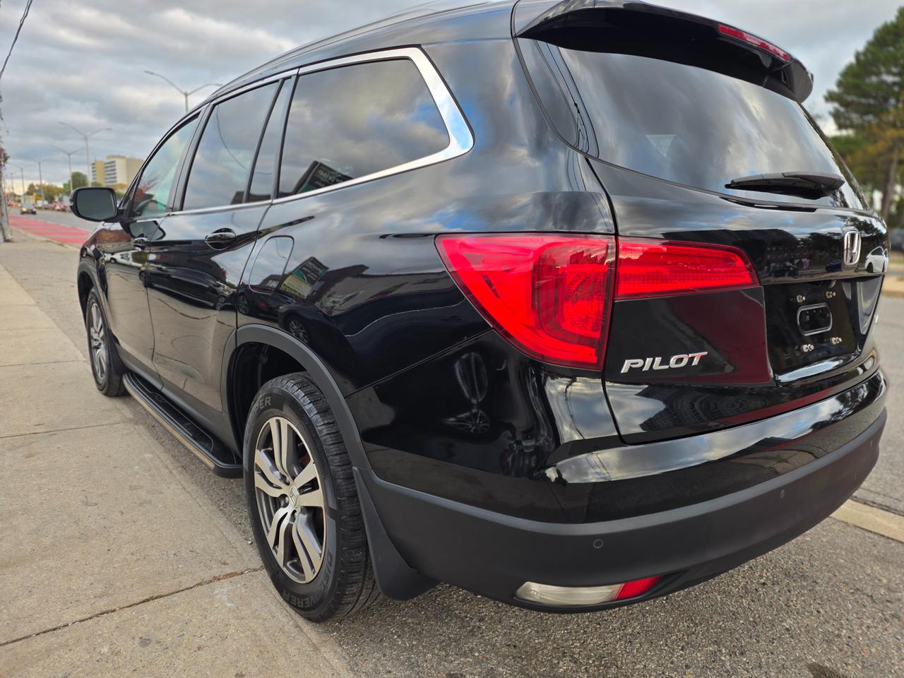 2017 Honda Pilot EX-L Photo4