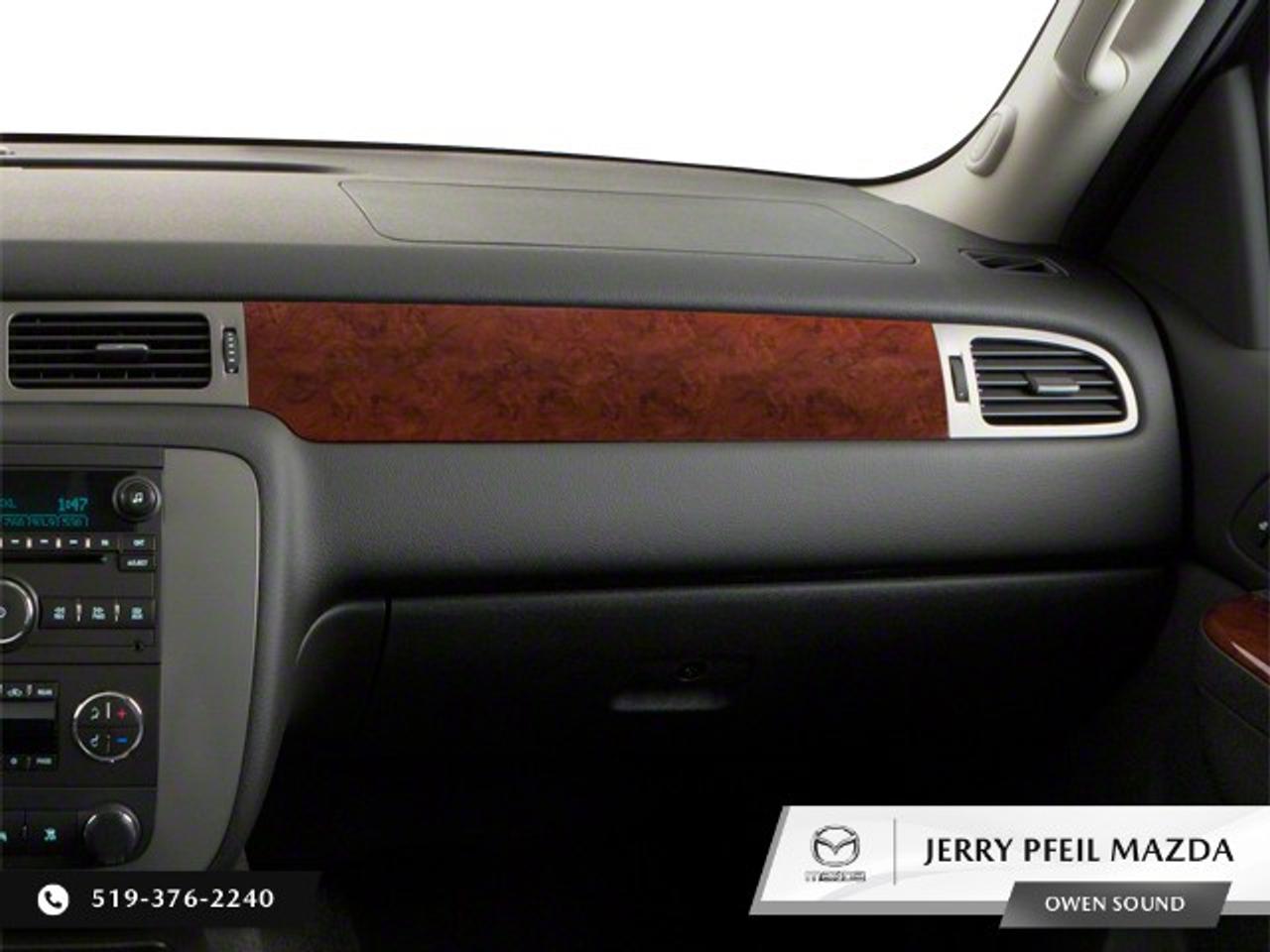 2013 GMC Yukon XL 4WD 4DR 1500 SLE Photo
