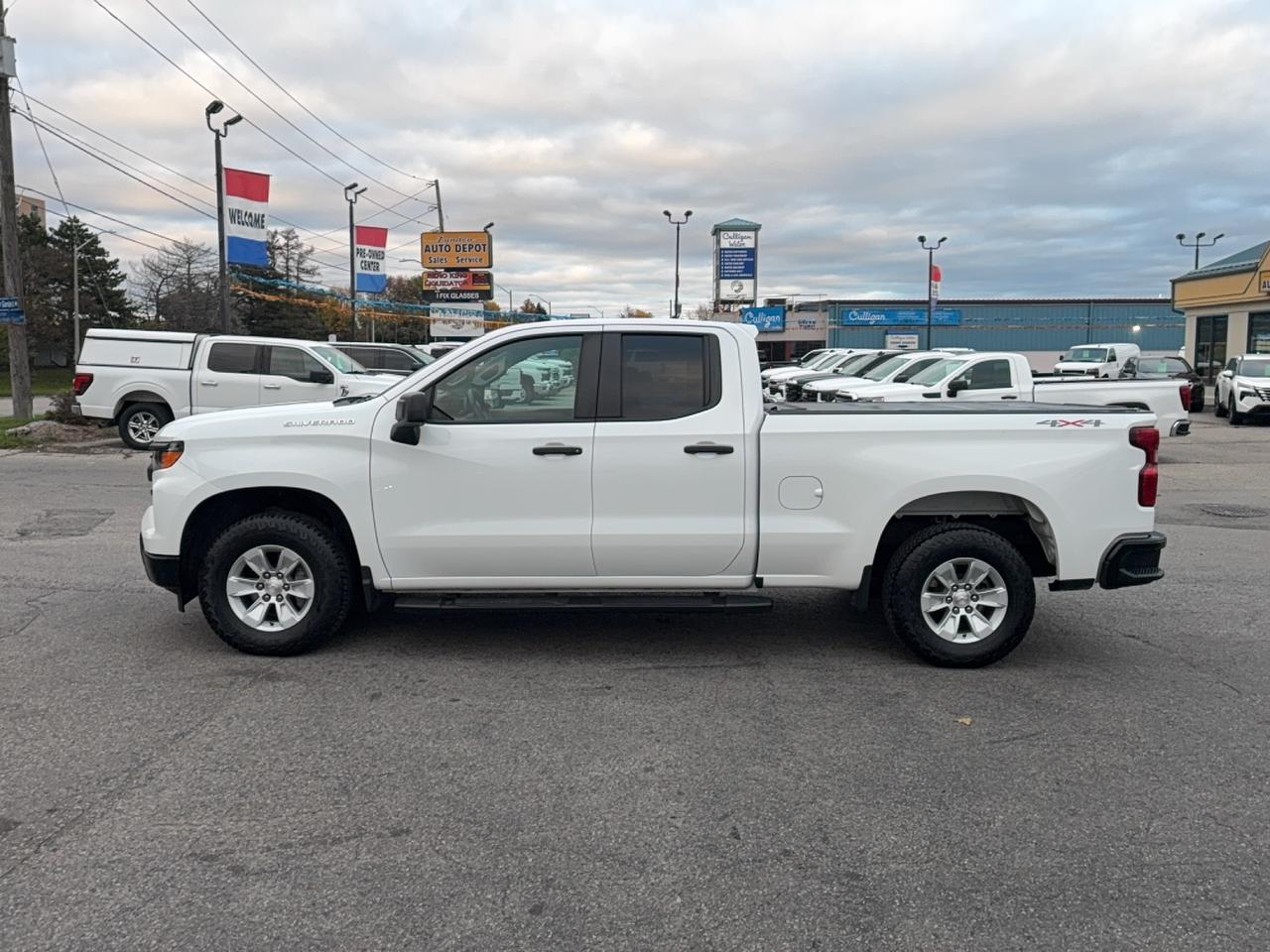 2023 Chevrolet Silverado 1500 4WD Double Cab 2.7L 4cyl Gas 6'7"Box Photo3