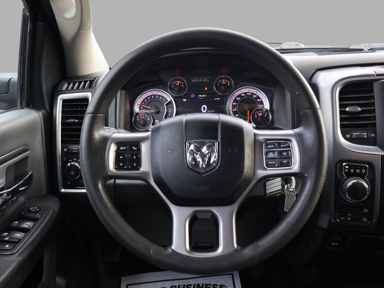2021 RAM 1500 Classic HEMI SLT CREW CAB 4X4 *1 OWNER* BLUETOOTH CAMERA CRUISE ALLOYS Photo