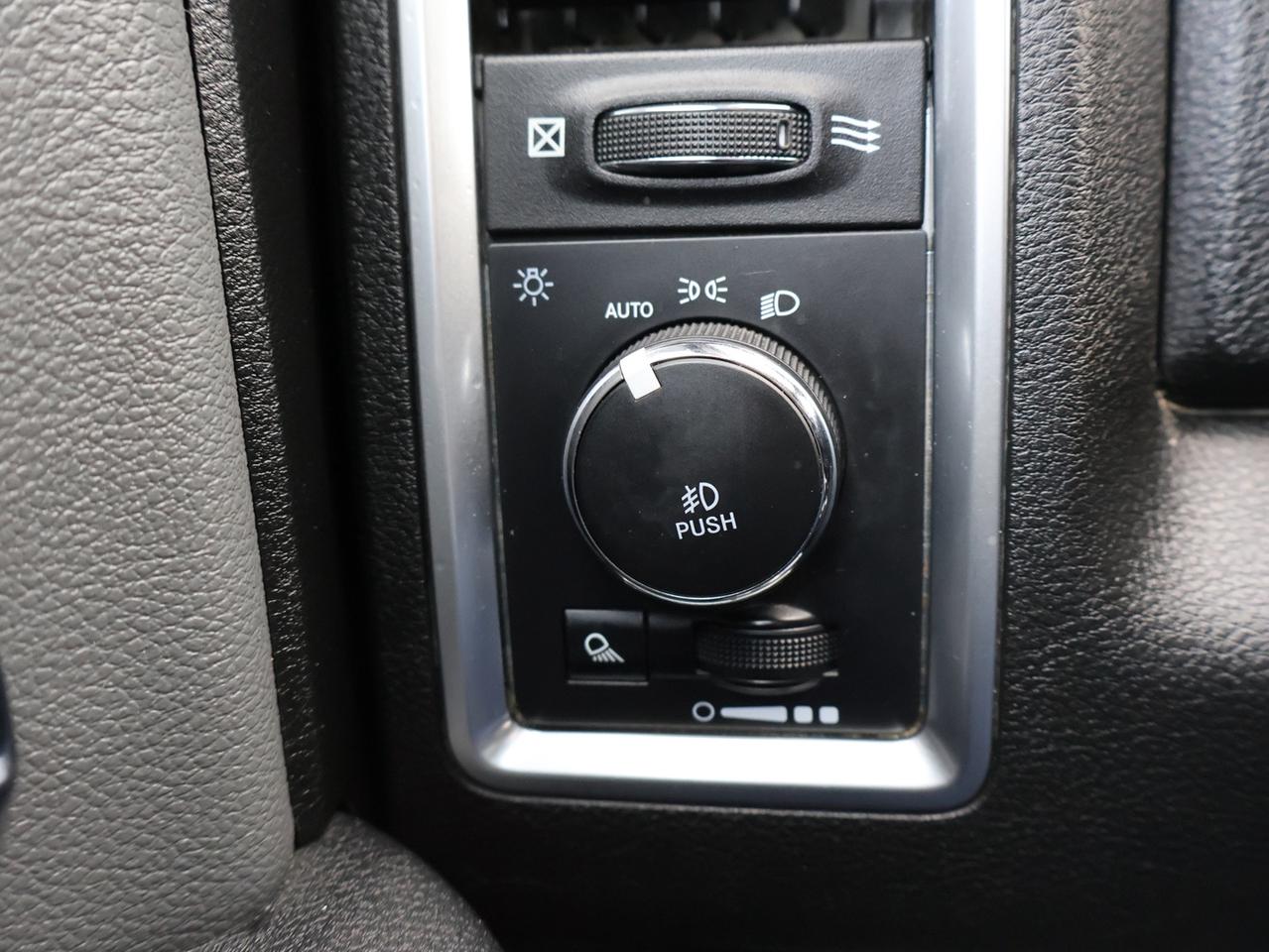2021 RAM 1500 Classic HEMI SLT CREW CAB 4X4 *1 OWNER* BLUETOOTH CAMERA CRUISE ALLOYS Photo
