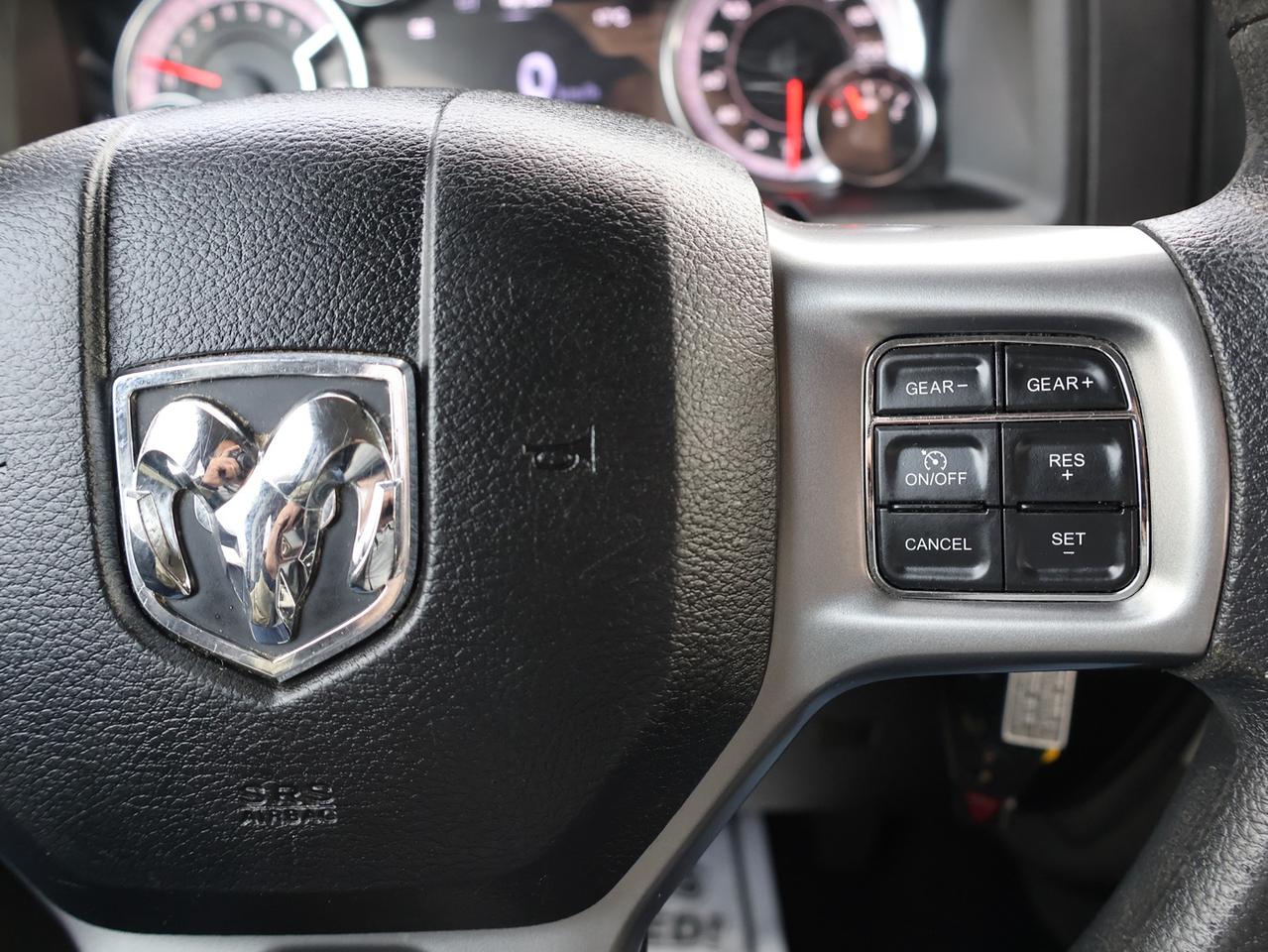 2021 RAM 1500 Classic HEMI SLT CREW CAB 4X4 *1 OWNER* BLUETOOTH CAMERA CRUISE ALLOYS Photo