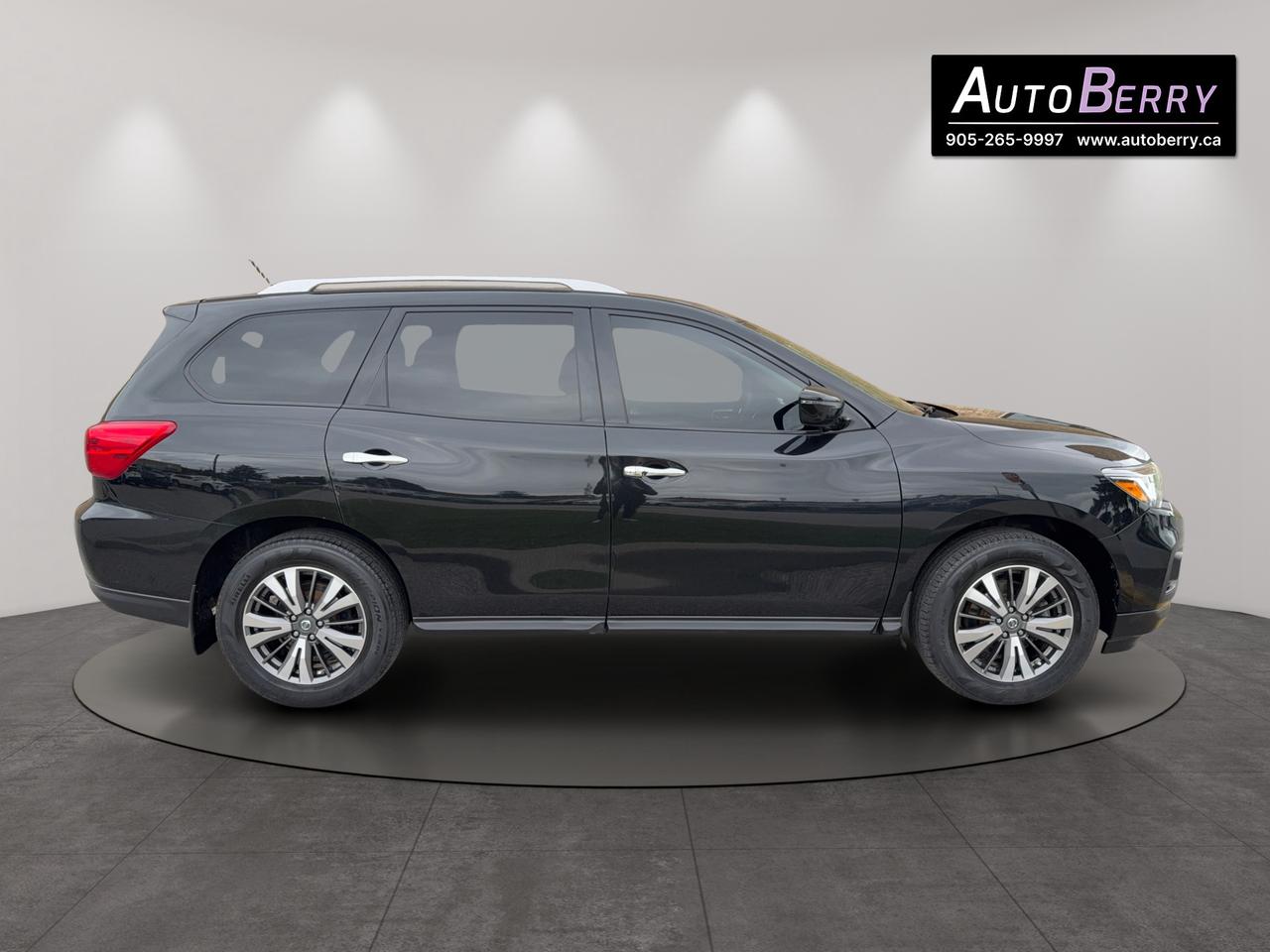 2017 Nissan Pathfinder 4WD 4dr SV Photo